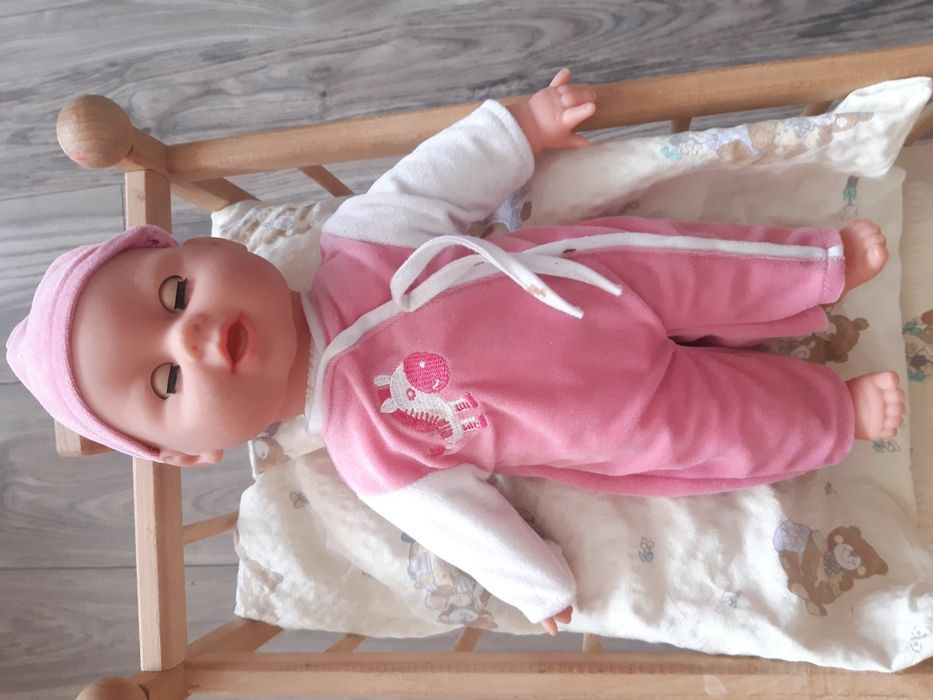 Kołyska z lalką wydającą dźwięki