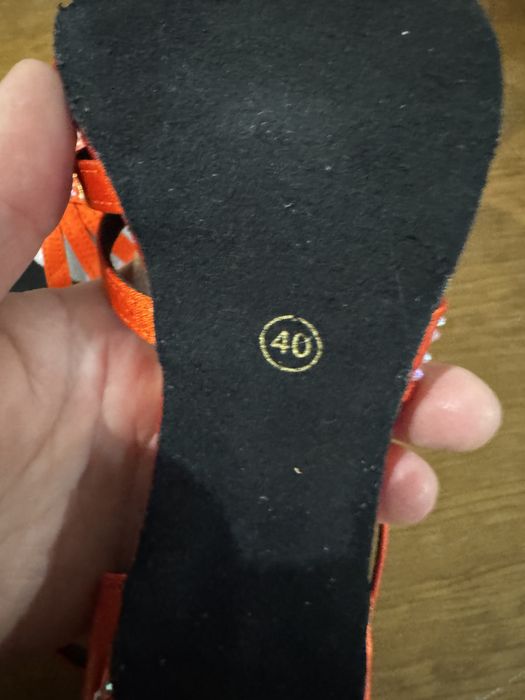 Sapatonde salto alto - vermelhos de cetim- Tam. 40