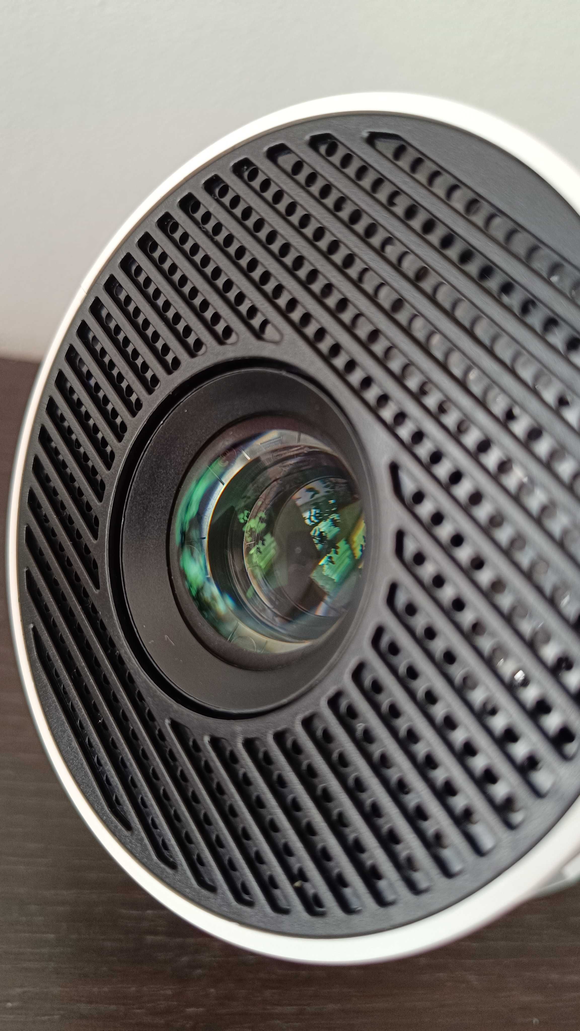 Przenośny projektor HY300 Pro Mini obracany o 180°