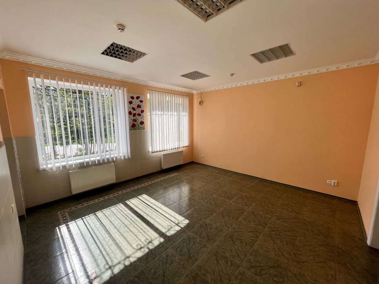Озерна, Оренда торгового приміщення (площею 45м. кв.)