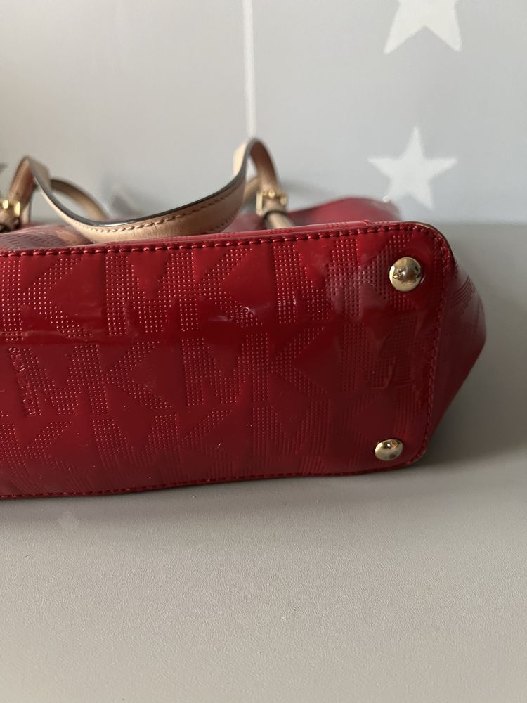 Lakierowana torebka Michael Kors