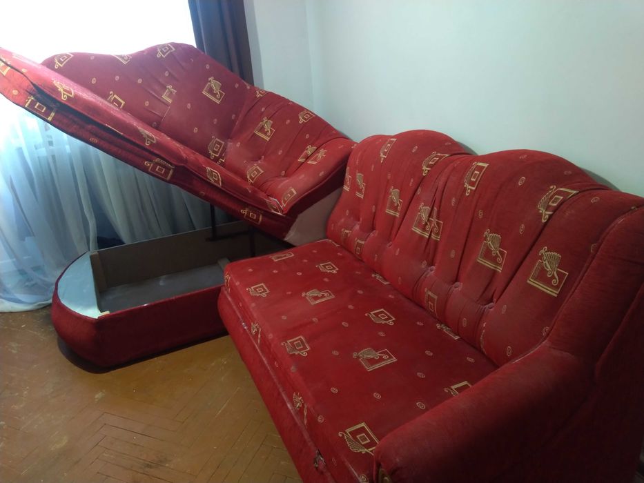 Диван кутовий з нішею для одягу