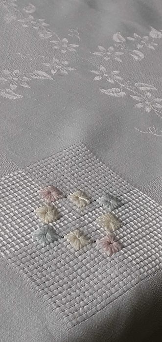 Obrus biały satynowy wzór oraz hafty