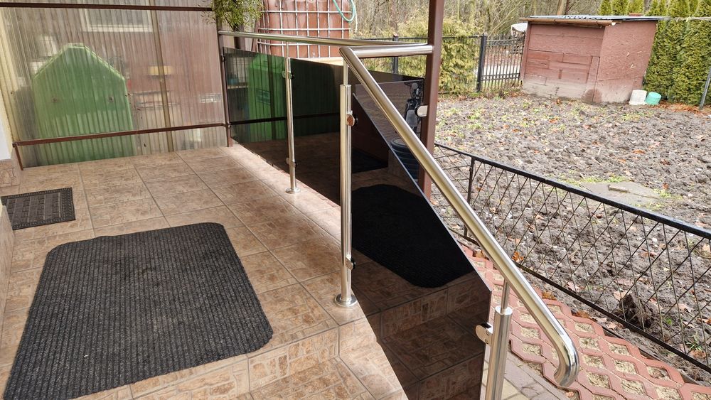 Balustrady malowane proszkowo i ze stali nierdzewnej