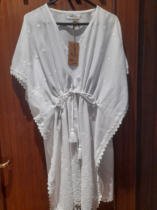 Poncho de Praia branco bordado ajustável