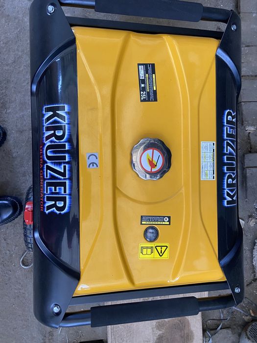 Генератор трьохфазний. Номінальна 6,0. Максимальна 6,5. Бензин.