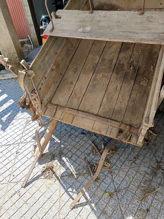 Carroça com antiguidade.