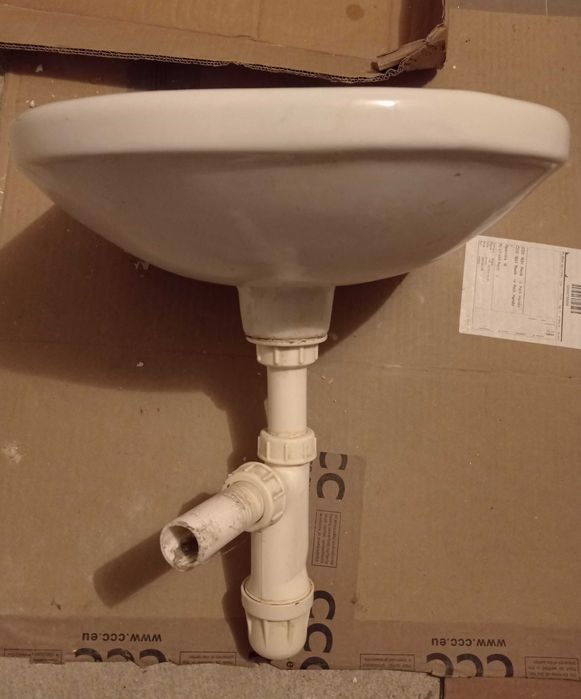 Umywalka łazienkowa biała naścienna