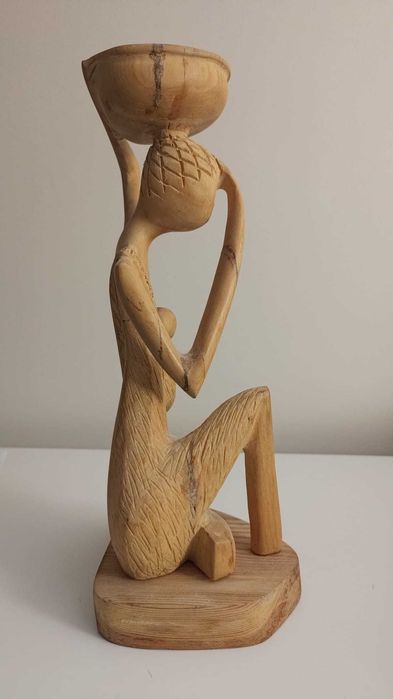 Escultura artesanal em madeira - Mulher ajoelhada com criança (Angola)