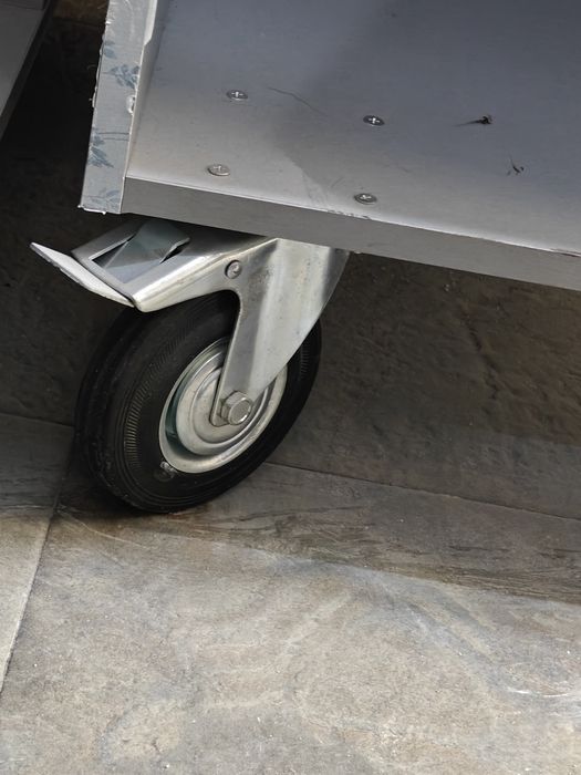 Móvel com gaveta, tampo e 4 rodas de 50 cm