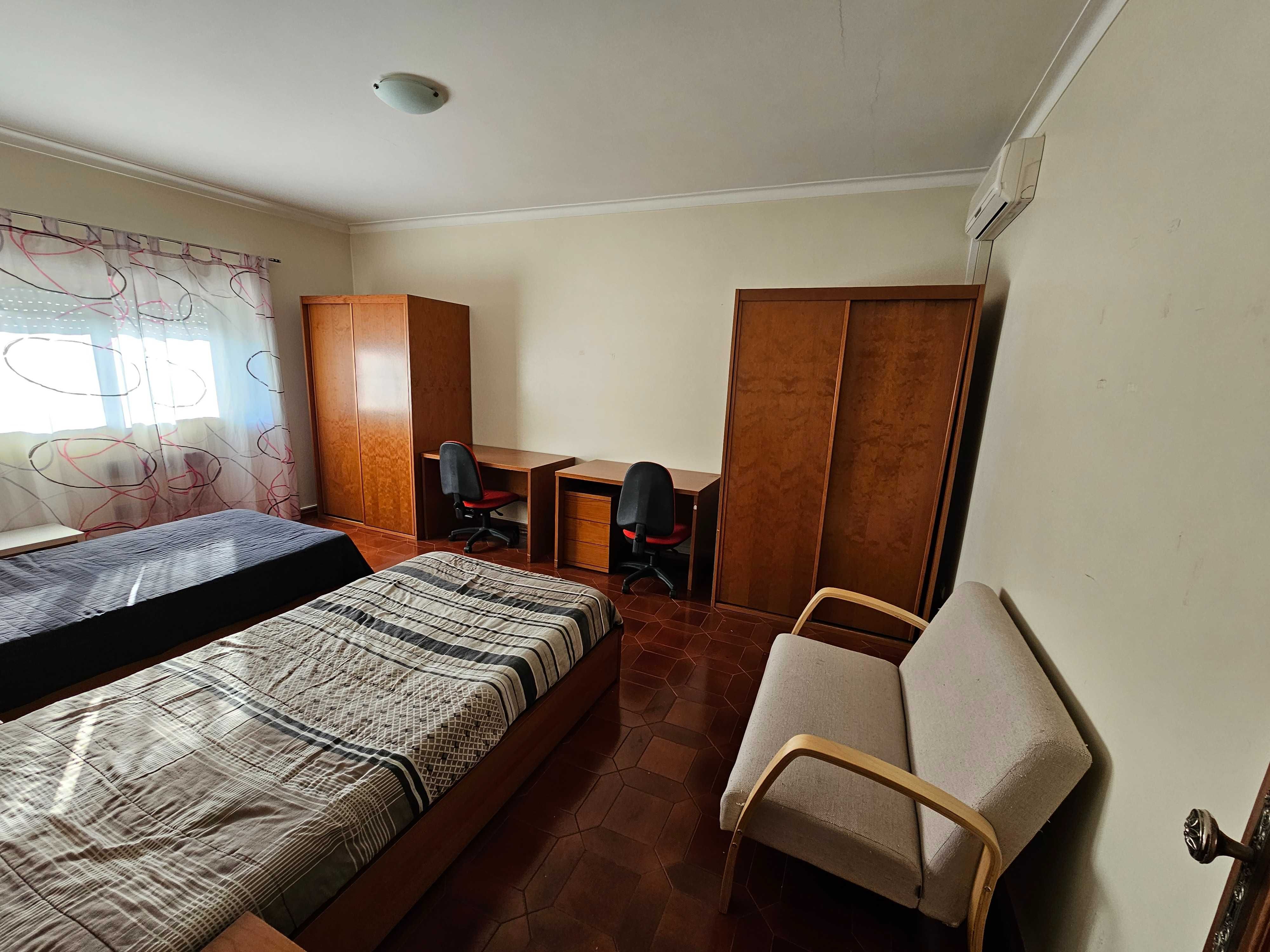 Quarto Duplo p/ 1 ou 2 pessoas (tudo incl.c/ AC) - Vale Flores (21 m2)