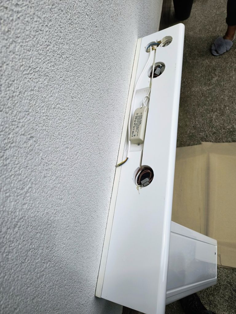 Lustro łazienkowe z szafką i oświetleniem