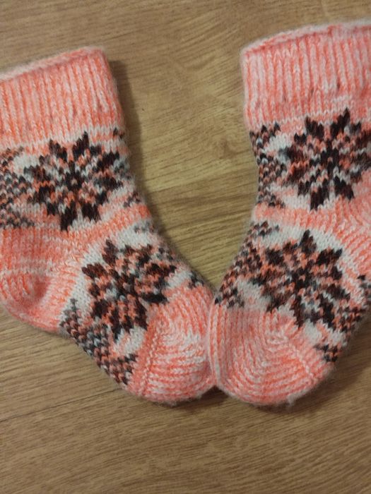 Nowe biało różowe skarpetki dziecięce wełniane robione na drutach