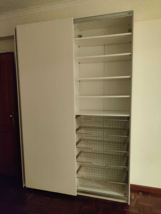 Roupeiro branco com portas de correr