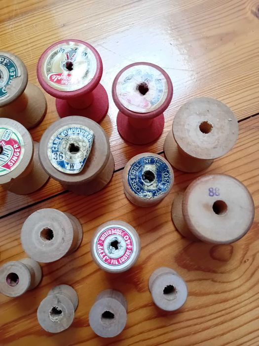 Lote de 22 carrinhos de linhas em madeira antigos