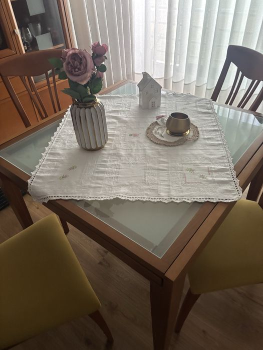 Mesa sala de jantar extensível com 4 cadeiras acolchoadas