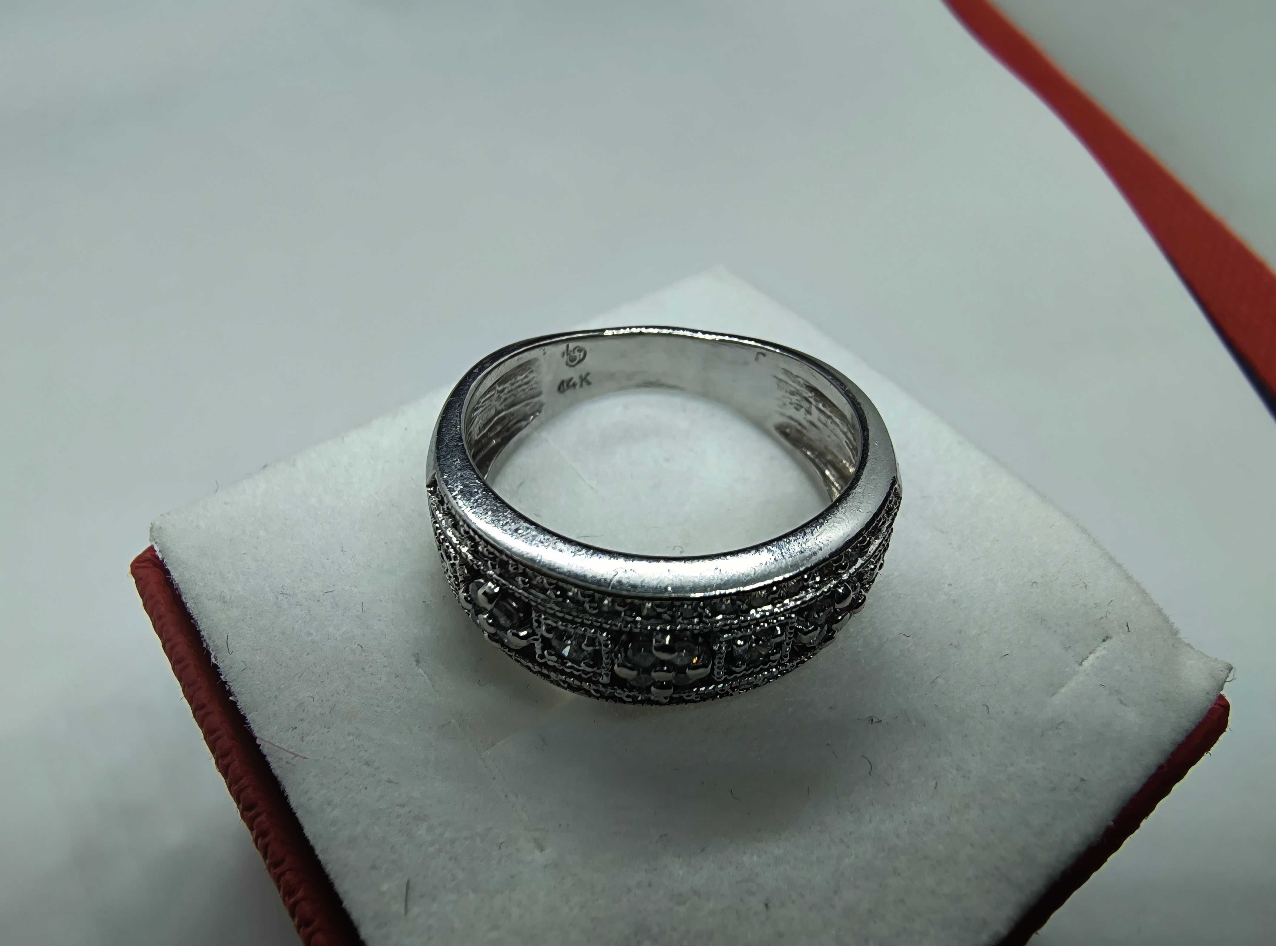 Złoty pierścionek z brylantami 0.4ct certyfikat