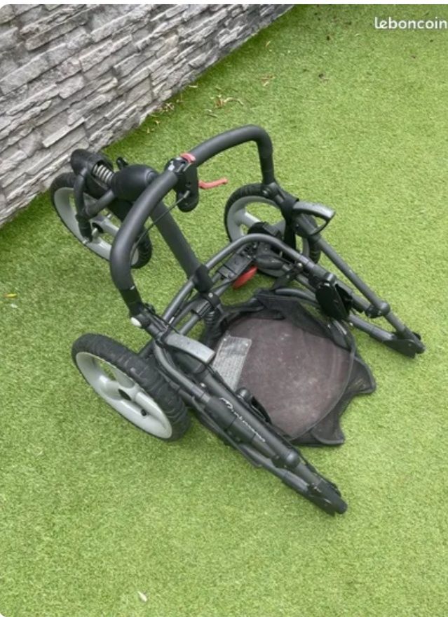 Carrinho de bebê Confort, incluindo o ovo para bebê. 
Apresenta-se em