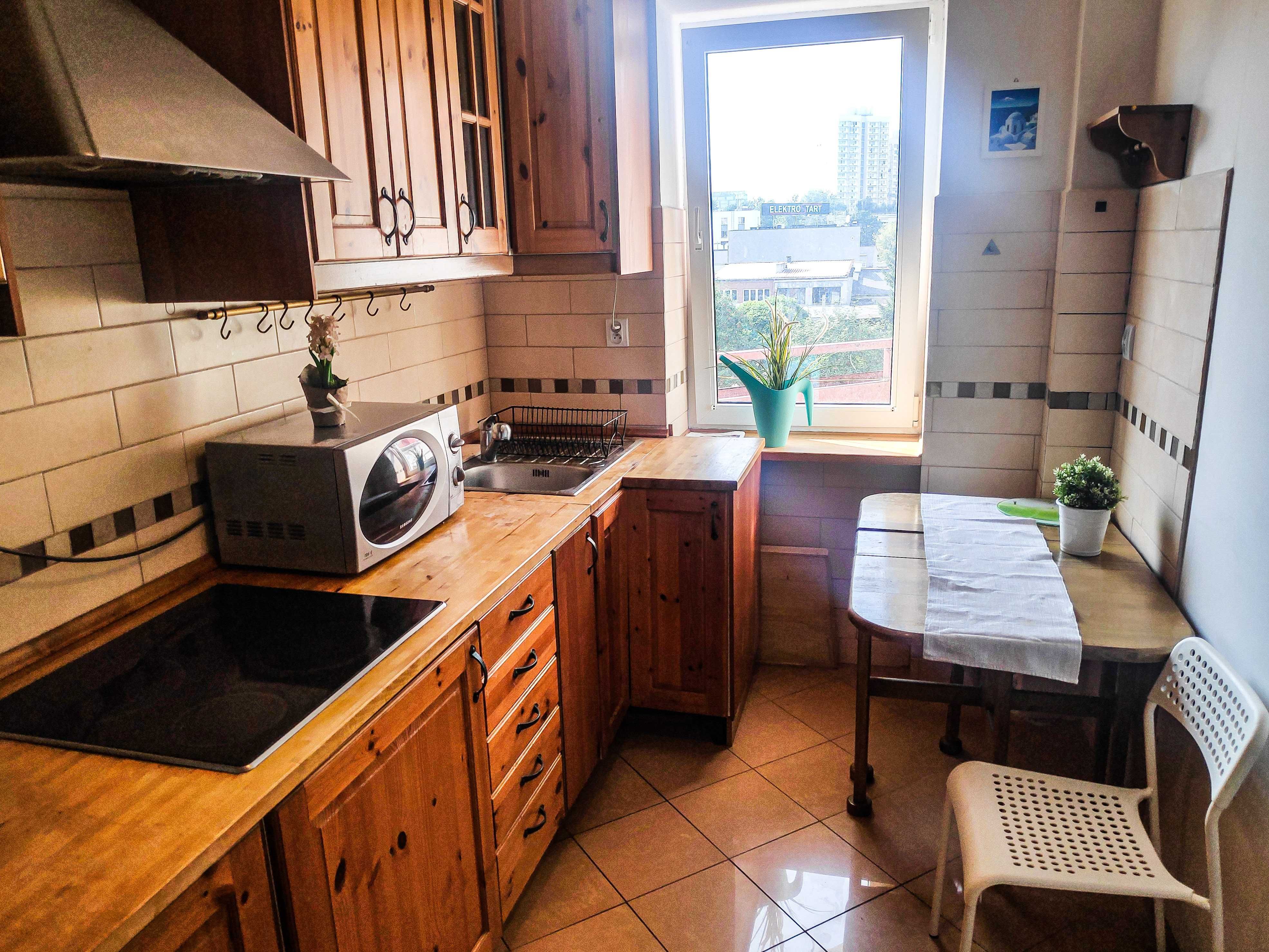 Fajny duży pokój do wynajęcia na Pradze - Południe. Pokój ma balkon.