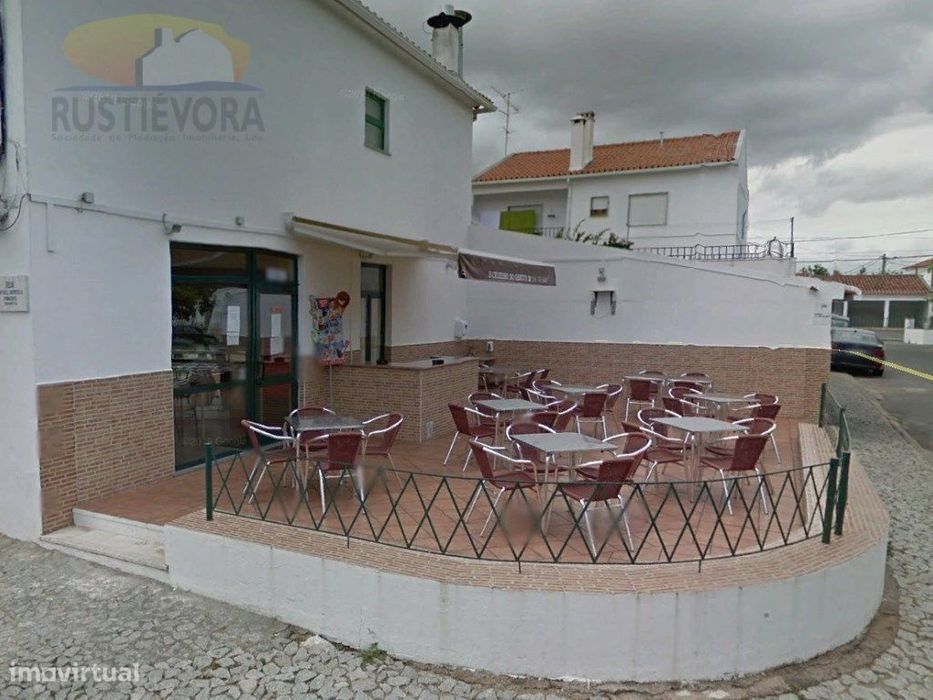 Restaurante pronto a funcionar, com duas salas amplas, armazém ou g...