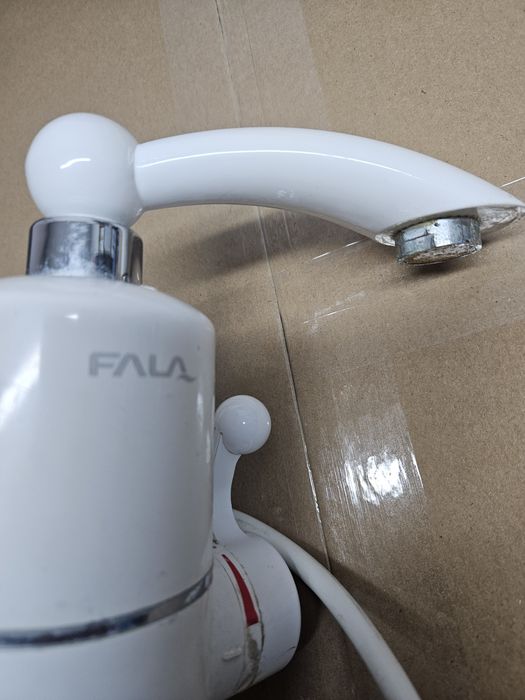 Elektryczny przepływowy podgrzewacz wody bateria