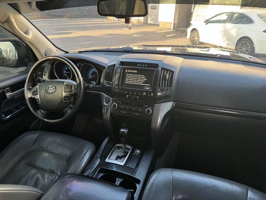 Продам ланкрузер 200