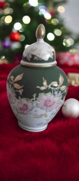 Várias peças em porcelana lindas