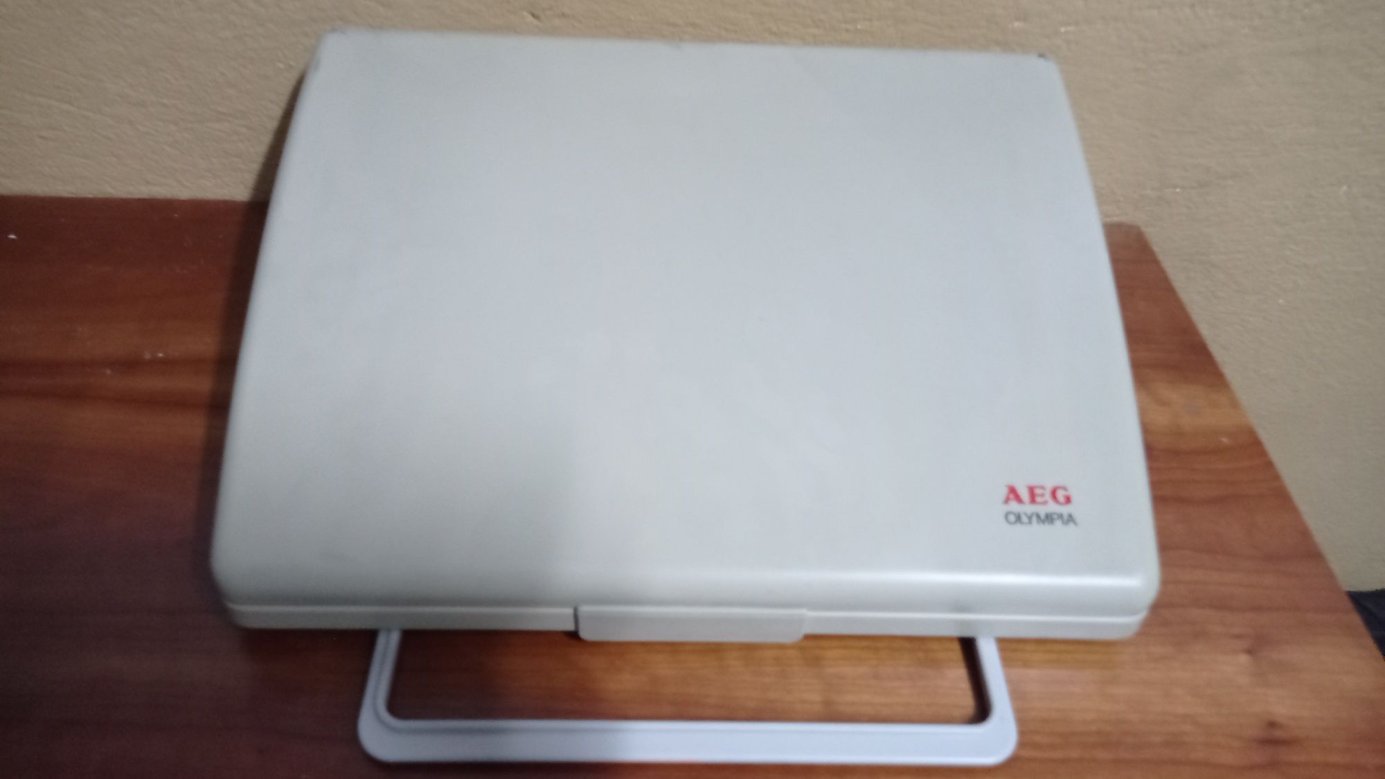 Máquina de escrever AEG Olimpia