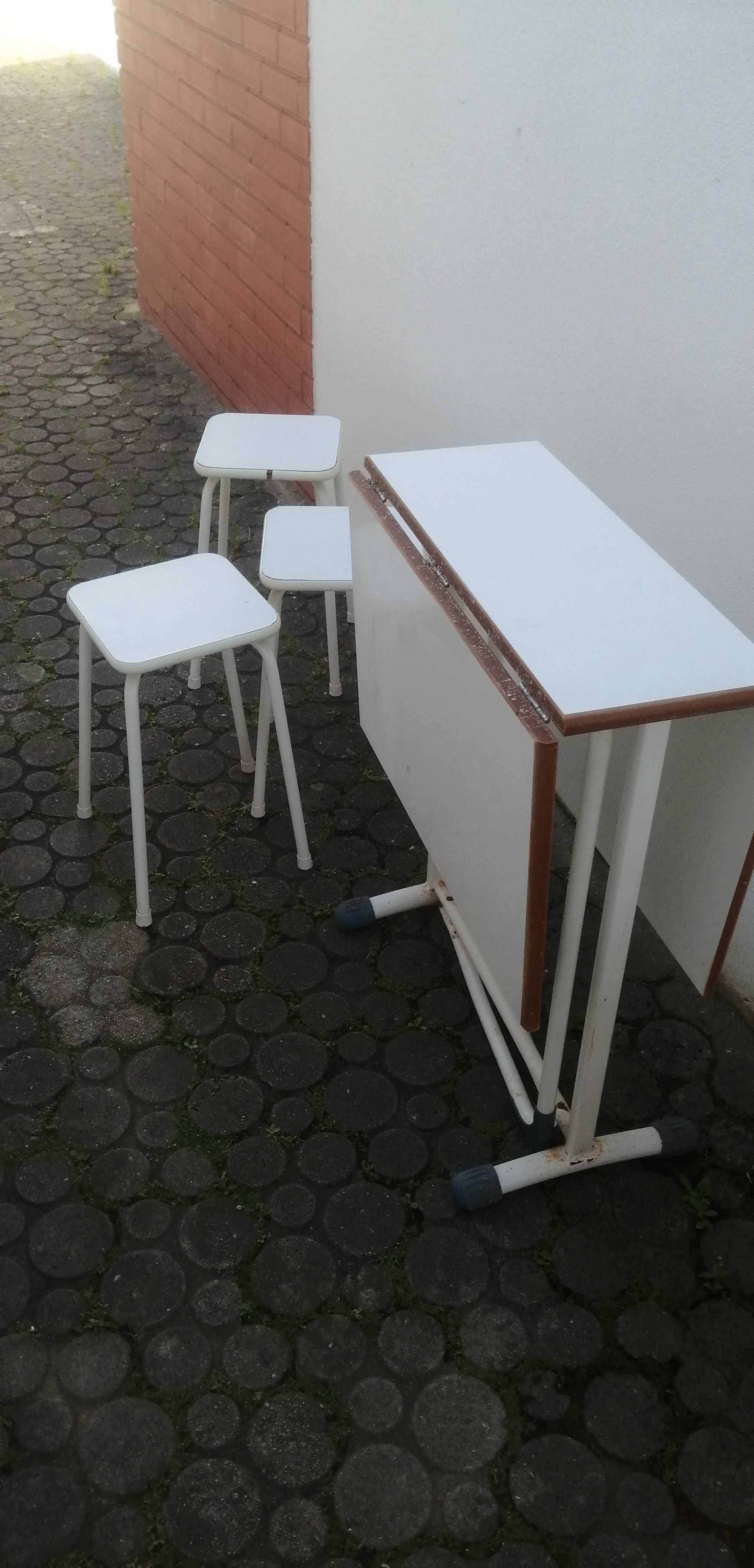 mesa e bancos cor