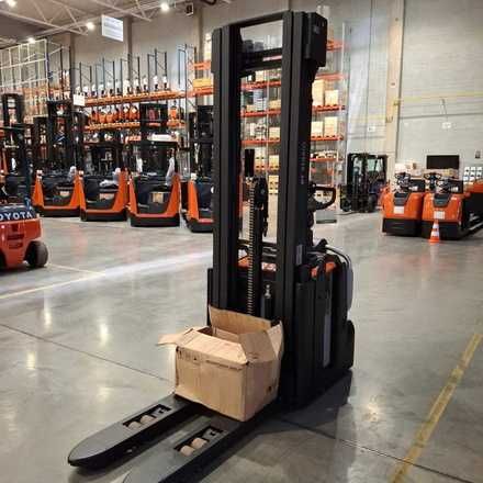 Електричний штабелер Toyota SPE140L