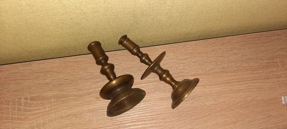 Бронзовий підсвічник, висота 11см.