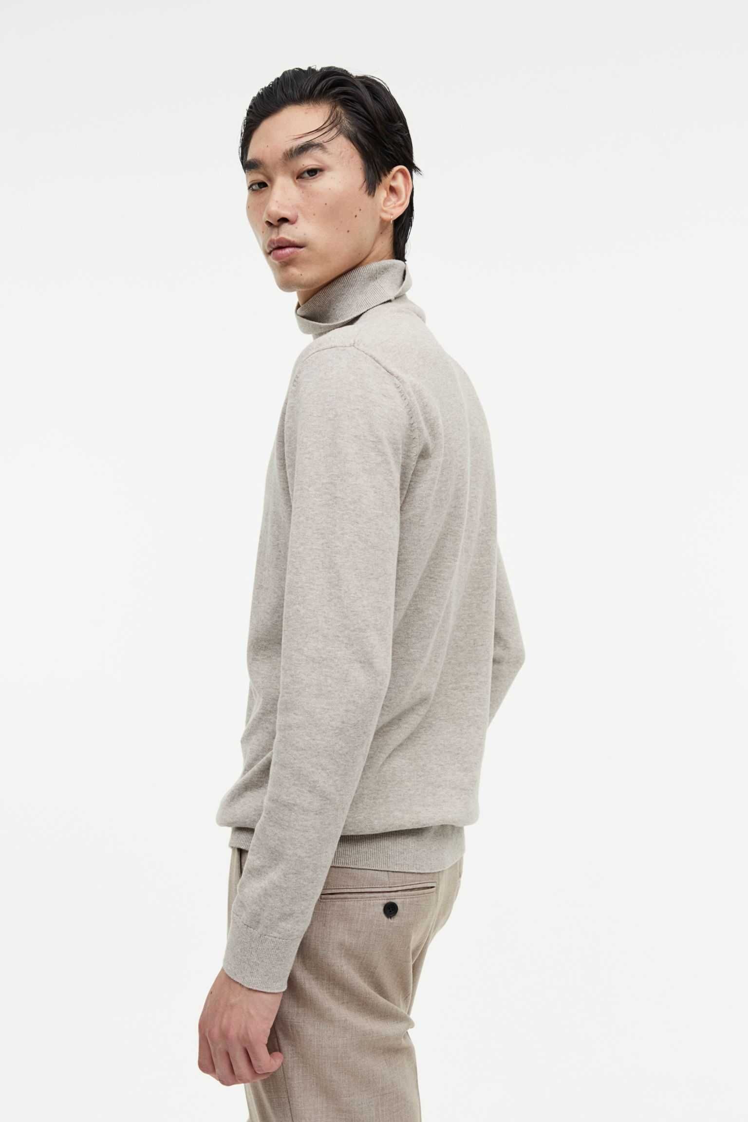 Sweter beżowy H&M męski z miękkiej bawełny. Golfowy kołnierz w prążki