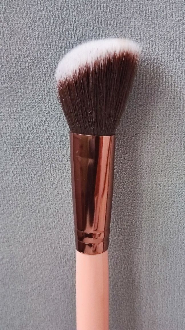 Pędzel do makijażu Luxie 504 Large Angled Brush