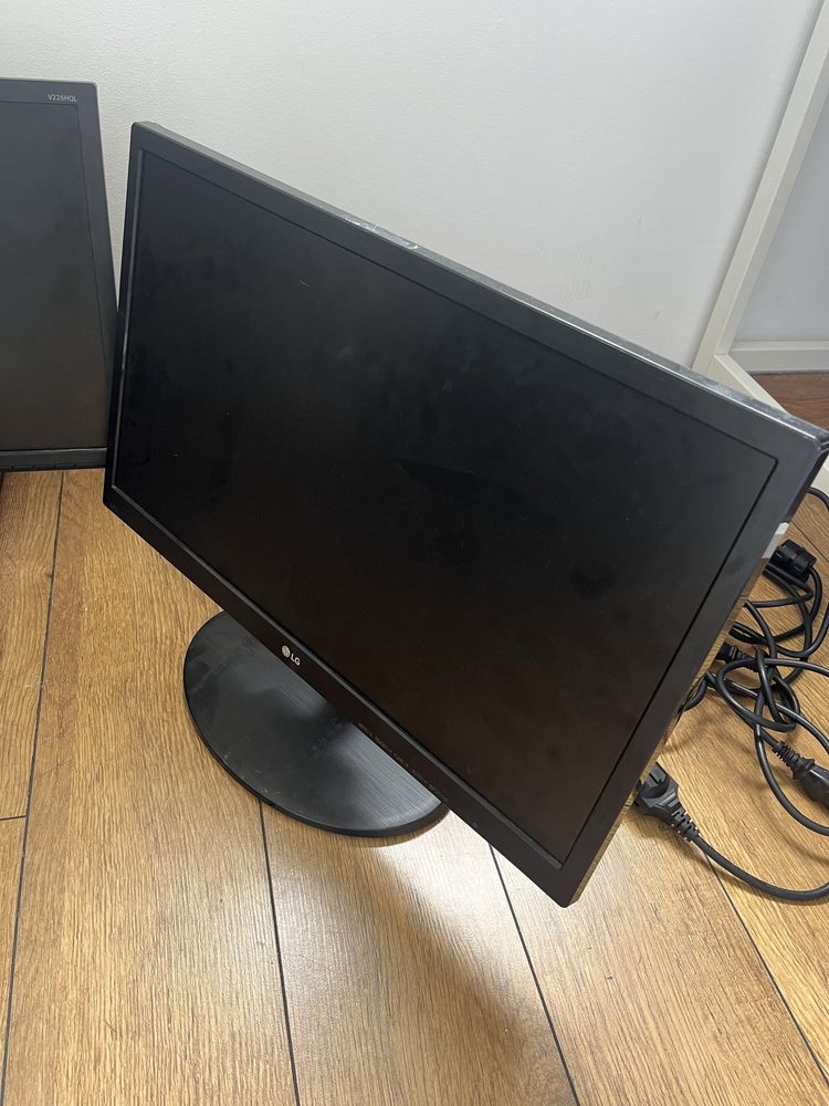 Monitores 22”.