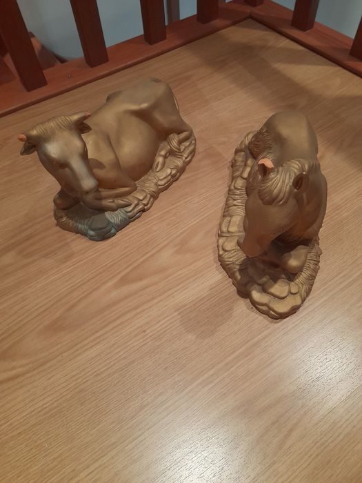 Duas figuras para enfeitar o seu presépio  o burro e a vaca.