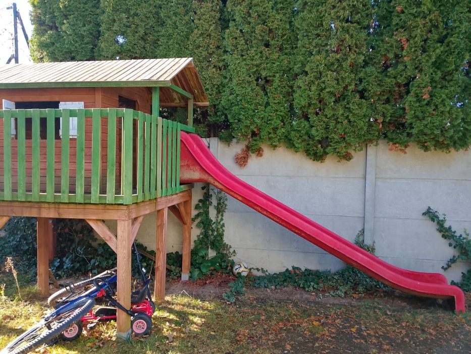 Drewniany domek ogrodowy dla dzieci ze zjeżdżalnią