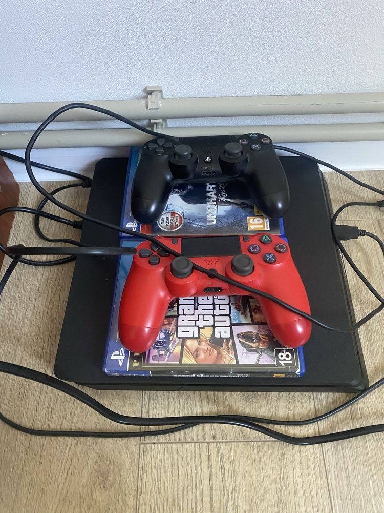 PlayStation 4 (Ps4) 825 гб в ідеальному стані + 2 гри в подарунок