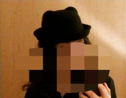 Жіноча чорна шляпка з вушками