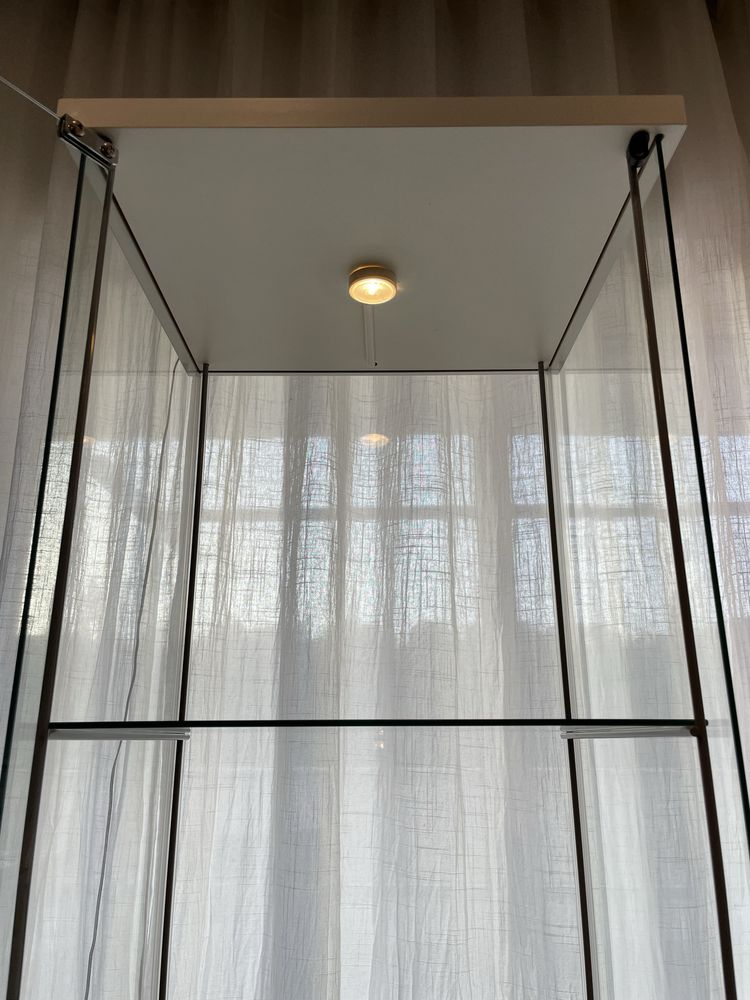 Vitrine IKEA com iluminação