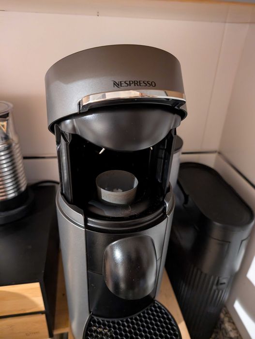 Máquina de Café Nespresso Vertuo Plus Deluxe Titan D