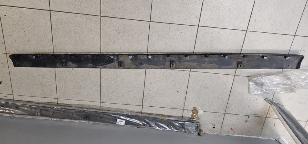 Продам накладку (молдинг)зовнішня ліва 7009P9 для Peugeot 3008.