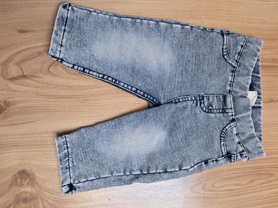 Spodnie jegginsy H&M 62 dla dziewczynki. Fajny efekt przetarcia. Mięci