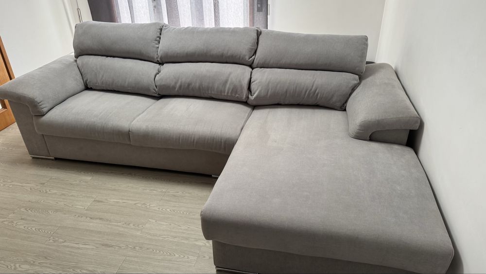 Sofa com chaise long cinza claro