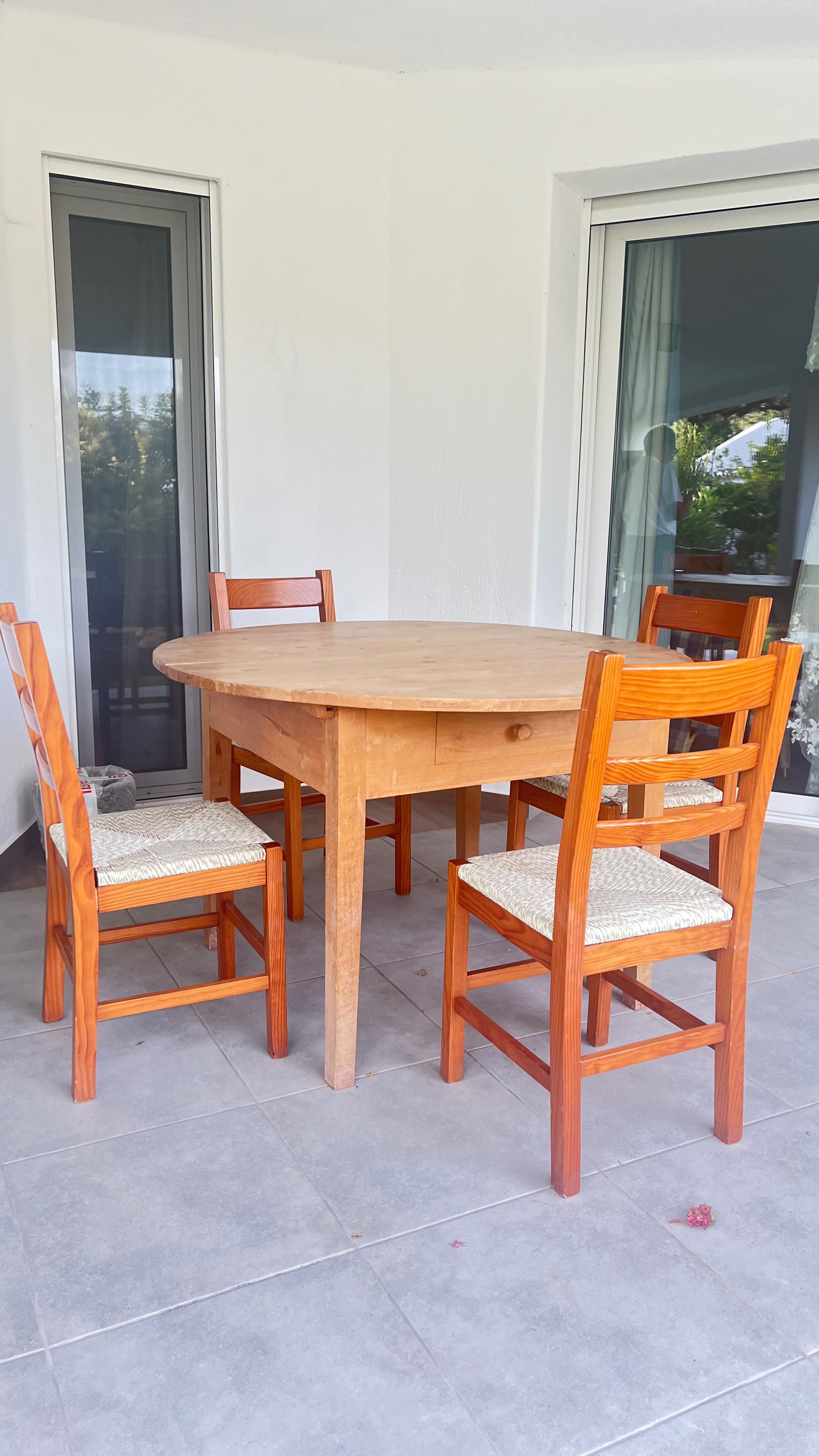 Linda mesa retrô de madeira e 4 cadeiras