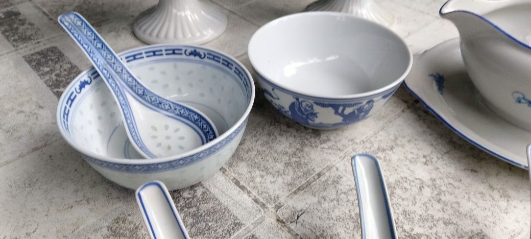 Naczynia porcelanowe sosjerka miseczki łyżeczki Chodzież KPM Wałbrzych