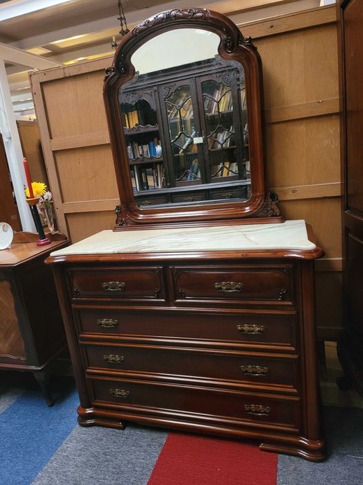 Grande cómoda em madeira com tampo em pedra e espelho - óptimo estado