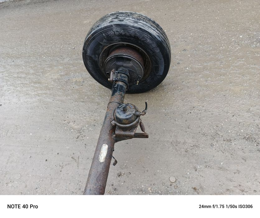 Oś na przyczepę z kołami