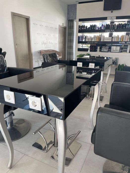 3 mesas centrais com pé elegante e tomadas nas laterias