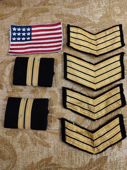 emblemas militares com linha dourada e arte sacra