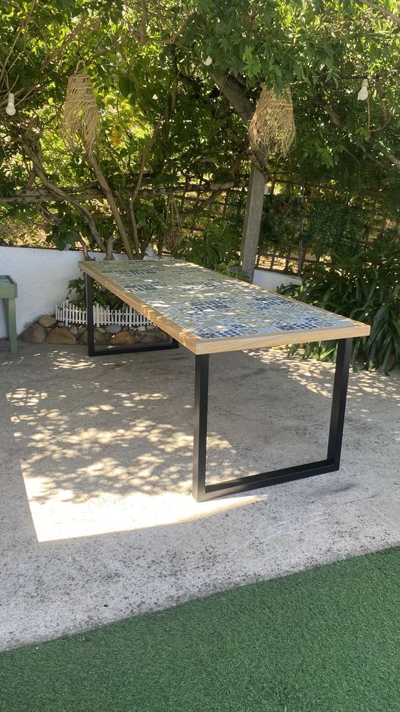 Mesa de jardim em mosaico